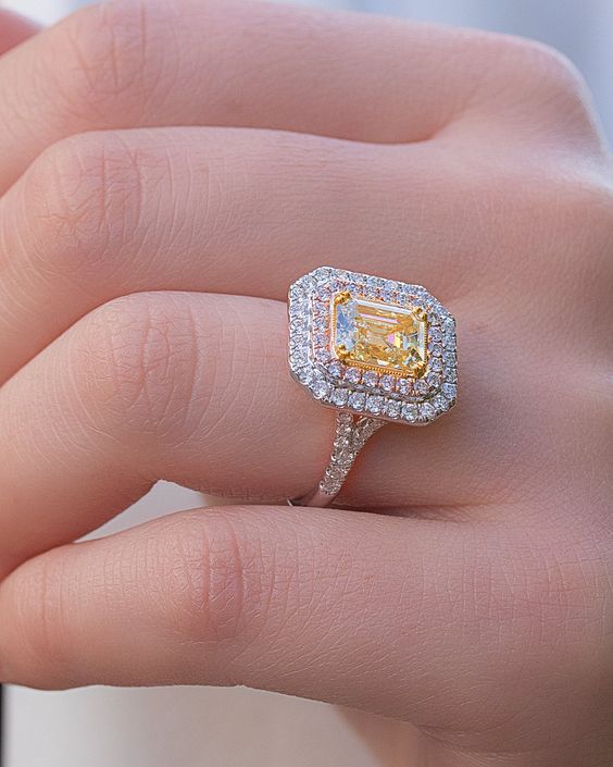 thiết kế nhẫn đính hôn kim cương màu